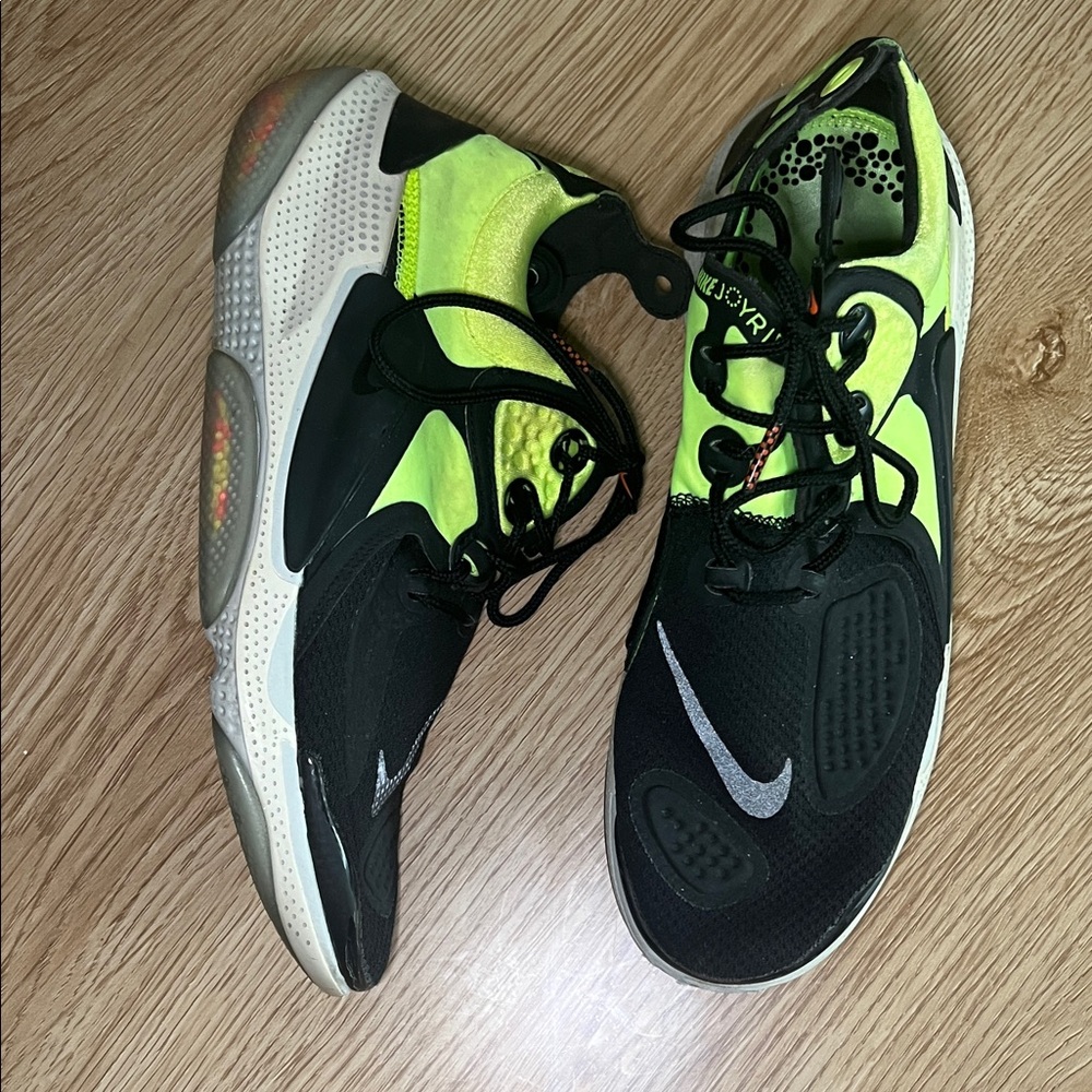 Nike Kids Black and Neon Yellow Sneakers men’s 9.5